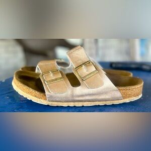 Women’s Arizona Birkenstocks gold sz 8 ! 39 ! Sandals